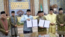 Wali Kota Sungai Penuh Alfin, SH bersama Wali Kota Jambi Maulana saat penandatanganan Nota Kesepahaman (MoU) tata kelola pemerintahan daerah dalam rangka Hari Jadi ke-625 Kota Jambi dan HUT ke-80 Pemerintah Kota Jambi.( Foto Prokopim Kota Sungai Penuh)