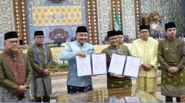 Wali Kota Sungai Penuh Alfin, SH bersama Wali Kota Jambi Maulana saat penandatanganan Nota Kesepahaman (MoU) tata kelola pemerintahan daerah dalam rangka Hari Jadi ke-625 Kota Jambi dan HUT ke-80 Pemerintah Kota Jambi.( Foto Prokopim Kota Sungai Penuh)