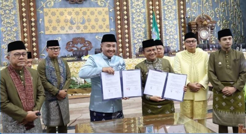 Wali Kota Sungai Penuh Alfin, SH bersama Wali Kota Jambi Maulana saat penandatanganan Nota Kesepahaman (MoU) tata kelola pemerintahan daerah dalam rangka Hari Jadi ke-625 Kota Jambi dan HUT ke-80 Pemerintah Kota Jambi.( Foto Prokopim Kota Sungai Penuh)