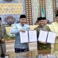 Wali Kota Sungai Penuh Alfin, SH bersama Wali Kota Jambi Maulana saat penandatanganan Nota Kesepahaman (MoU) tata kelola pemerintahan daerah dalam rangka Hari Jadi ke-625 Kota Jambi dan HUT ke-80 Pemerintah Kota Jambi.( Foto Prokopim Kota Sungai Penuh)
