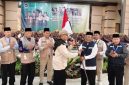 Wakil Wali Kota Sungai Penuh Azhar Hamzah menyambut kedatangan 128 jamaah haji Kloter 23 di Aula Asrama Haji Jambi, Sabtu (27/6/2026).(Foto : Diskominfosta Sungai Penuh)