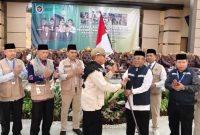 Wakil Wali Kota Sungai Penuh Azhar Hamzah menyambut kedatangan 128 jamaah haji Kloter 23 di Aula Asrama Haji Jambi, Sabtu (27/6/2026).(Foto : Diskominfosta Sungai Penuh)