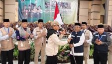 Wakil Wali Kota Sungai Penuh Azhar Hamzah menyambut kedatangan 128 jamaah haji Kloter 23 di Aula Asrama Haji Jambi, Sabtu (27/6/2026).(Foto : Diskominfosta Sungai Penuh)