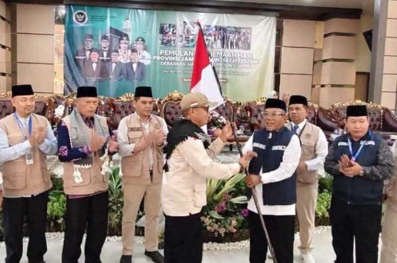 Wakil Wali Kota Sungai Penuh Azhar Hamzah menyambut kedatangan 128 jamaah haji Kloter 23 di Aula Asrama Haji Jambi, Sabtu (27/6/2026).(Foto : Diskominfosta Sungai Penuh)