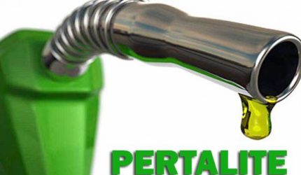 Ilustrasi pengendara mengisi BBM Pertalite di SPBU Pertamina dengan informasi harga keekonomian dan subsidi pemerintah.