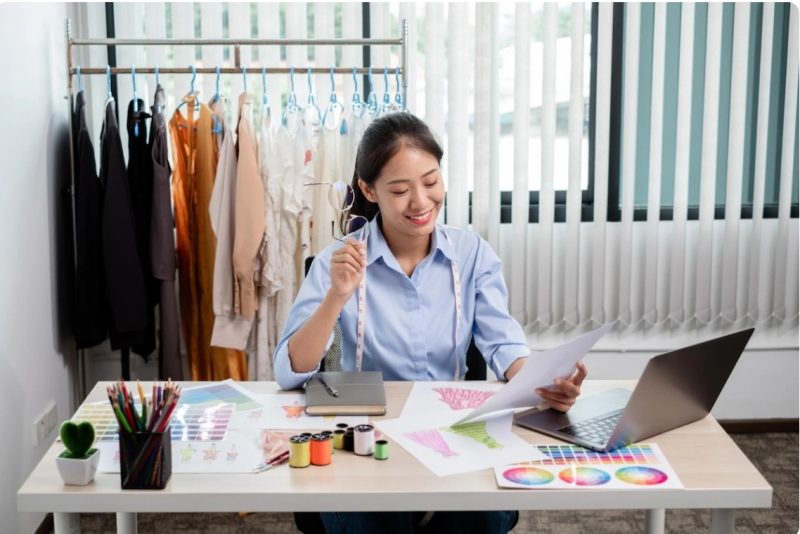 Hobi seperti desain, fotografi, menulis, dan memasak dapat berkembang menjadi peluang bisnis yang menguntungkan jika dikelola dengan tepat.( Foto : Pengadaian.co.id)
