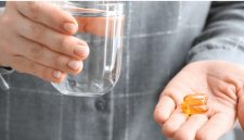 Suplemen minyak ikan mengandung omega-3 yang bermanfaat untuk menjaga kesehatan jantung, otak, dan mengontrol kolesterol.( Foto : https://www.naturalfarm.id)