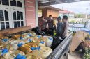 Satreskrim Polres Kerinci menyita puluhan jerigen solar subsidi dari rumah pelaku. ( Foto Dok Polres Kerinci)