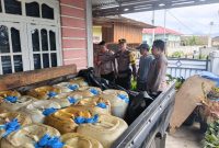Satreskrim Polres Kerinci menyita puluhan jerigen solar subsidi dari rumah pelaku. ( Foto Dok Polres Kerinci)