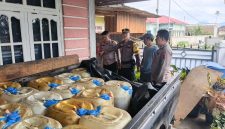 Satreskrim Polres Kerinci menyita puluhan jerigen solar subsidi dari rumah pelaku. ( Foto Dok Polres Kerinci)