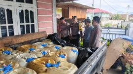 Satreskrim Polres Kerinci menyita puluhan jerigen solar subsidi dari rumah pelaku. ( Foto Dok Polres Kerinci)