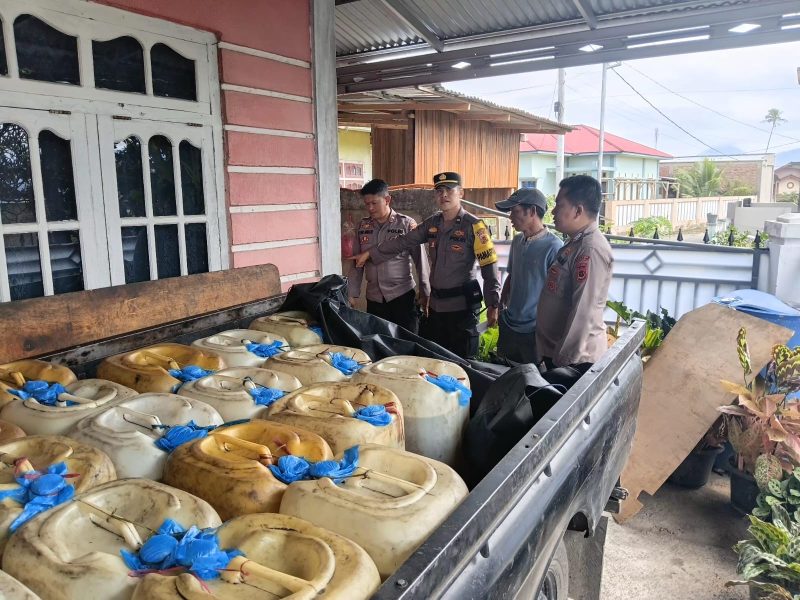 Satreskrim Polres Kerinci menyita puluhan jerigen solar subsidi dari rumah pelaku. ( Foto Dok Polres Kerinci)
