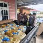 Satreskrim Polres Kerinci menyita puluhan jerigen solar subsidi dari rumah pelaku. ( Foto Dok Polres Kerinci)