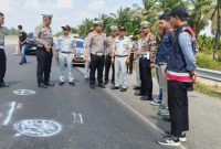 Jasa Raharja Kanwil Riau, Satlantas Polres Siak melakukan olah tempat kejadian perkara dan mendata korban. (Metronews)