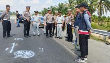 Jasa Raharja Kanwil Riau, Satlantas Polres Siak melakukan olah tempat kejadian perkara dan mendata korban. (Metronews)