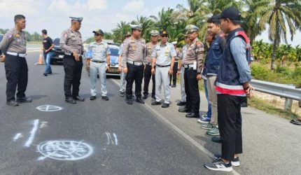 Jasa Raharja dan Satlantas Polres Siak mendata korban kecelakaan maut di Tol Pekanbaru-Dumai.