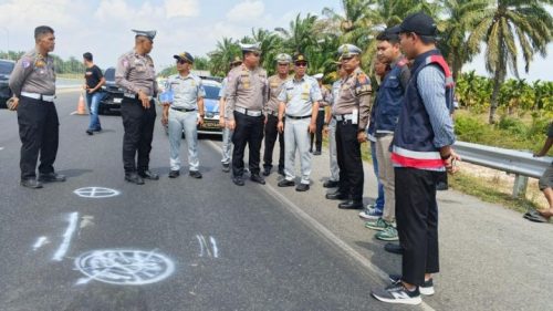 Jasa Raharja Kanwil Riau, Satlantas Polres Siak melakukan olah tempat kejadian perkara dan mendata korban. (Metronews)