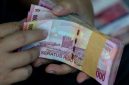 Layar menampilkan kurs rupiah terhadap dolar AS yang melemah pada perdagangan Rabu (24/6).(Foto: Safir Makki/cnnindonesia)
