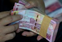 Layar menampilkan kurs rupiah terhadap dolar AS yang melemah pada perdagangan Rabu (24/6).(Foto: Safir Makki/cnnindonesia)
