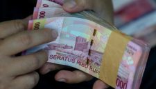 Layar menampilkan kurs rupiah terhadap dolar AS yang melemah pada perdagangan Rabu (24/6).(Foto: Safir Makki/cnnindonesia)