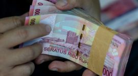 Layar menampilkan kurs rupiah terhadap dolar AS yang melemah pada perdagangan Rabu (24/6).(Foto: Safir Makki/cnnindonesia)
