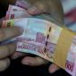 Layar menampilkan kurs rupiah terhadap dolar AS yang melemah pada perdagangan Rabu (24/6).(Foto: Safir Makki/cnnindonesia)
