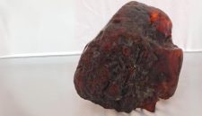 Bongkahan amber seberat 3,5 kilogram ini tercatat sebagai potongan rumanit terbesar yang pernah ditemukan. (Dok. Museum Kabupaten Buzău)