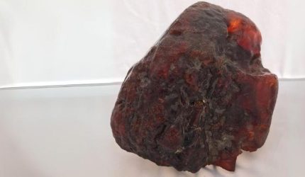 Bongkahan amber berwarna merah kecokelatan seberat 3,5 kilogram yang menjadi salah satu potongan rumanit terbesar yang pernah ditemukan di Rumania.
