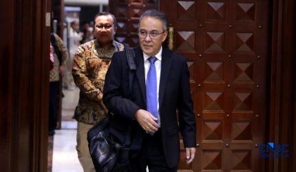 Kepala Eksekutif OJK Dicky Kartikoyono memberikan keterangan terkait penanganan pinjol ilegal dan investasi ilegal di Indonesia.