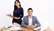 Peserta magang Magenta Pegadaian belajar di lingkungan kerja profesional.( Foto : pengadaian,co,id )