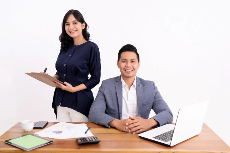 Peserta magang Magenta Pegadaian belajar di lingkungan kerja profesional.( Foto : pengadaian,co,id )