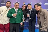 Para pemenang dan pengisi acara meramaikan malam penghargaan SCTV Music Awards 2026 di Jakarta.