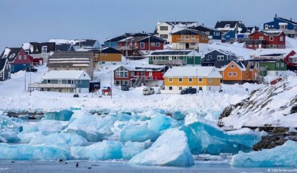 Pemandangan hamparan es dan pegunungan di Greenland, pulau terbesar di dunia yang berada di kawasan Arktik.