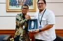 Direktur Keuangan dan Manajemen Risiko BPJS Ketenagakerjaan, Bambang Joko Sutarto, melakukan serah terima cendera mata dan salam komando bersama Kepala Perwakilan BI Kalimantan Barat, Doni Septadijaya, di Pontianak. (Foto: BPJS Ketenagakerjaan Cabang Pontianak)