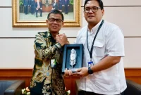 Direktur Keuangan dan Manajemen Risiko BPJS Ketenagakerjaan, Bambang Joko Sutarto, melakukan serah terima cendera mata dan salam komando bersama Kepala Perwakilan BI Kalimantan Barat, Doni Septadijaya, di Pontianak. (Foto: BPJS Ketenagakerjaan Cabang Pontianak)