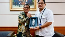 Direktur Keuangan dan Manajemen Risiko BPJS Ketenagakerjaan, Bambang Joko Sutarto, melakukan serah terima cendera mata dan salam komando bersama Kepala Perwakilan BI Kalimantan Barat, Doni Septadijaya, di Pontianak. (Foto: BPJS Ketenagakerjaan Cabang Pontianak)