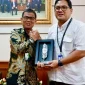 Direktur Keuangan dan Manajemen Risiko BPJS Ketenagakerjaan, Bambang Joko Sutarto, melakukan serah terima cendera mata dan salam komando bersama Kepala Perwakilan BI Kalimantan Barat, Doni Septadijaya, di Pontianak. (Foto: BPJS Ketenagakerjaan Cabang Pontianak)