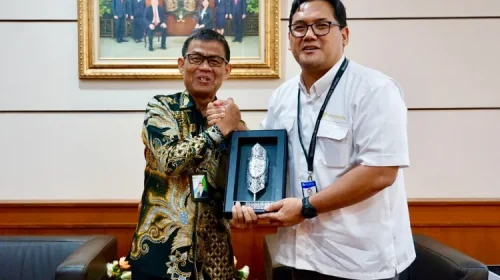 Direktur Keuangan dan Manajemen Risiko BPJS Ketenagakerjaan, Bambang Joko Sutarto, melakukan serah terima cendera mata dan salam komando bersama Kepala Perwakilan BI Kalimantan Barat, Doni Septadijaya, di Pontianak. (Foto: BPJS Ketenagakerjaan Cabang Pontianak)