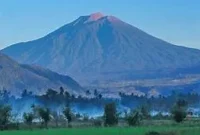 Penampakan Gunung Kerinci dari Muaralabuh [Foto: Wikipedia]