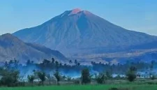 Penampakan Gunung Kerinci dari Muaralabuh [Foto: Wikipedia]