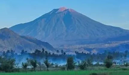 Pemandangan Gunung Kerinci dari Muaralabuh di kawasan Taman Nasional Kerinci Seblat.