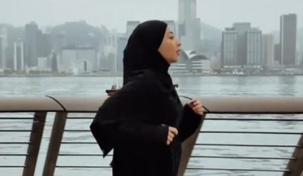 Nikita Willy mengenakan hijab instan hitam dan busana olahraga longgar saat berlari untuk persiapan mengikuti ajang Hyrox di Hong Kong.