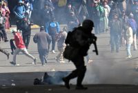 Gelombang unjuk rasa di Bolivia yang menuntut Presiden Rodrigo Paz mundur dari jabatannya (dok. REUTERS/Claudia Morales)