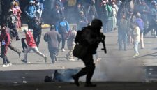 Gelombang unjuk rasa di Bolivia yang menuntut Presiden Rodrigo Paz mundur dari jabatannya (dok. REUTERS/Claudia Morales)