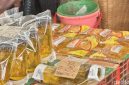 Pedagang melayani pembeli di pasar tradisional di tengah fluktuasi harga pangan, dengan cabai turun sementara bawang dan minyak goreng naik.(Foto: Muhammad Alyuda Tri Utama)