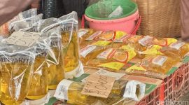 Pedagang melayani pembeli di pasar tradisional di tengah fluktuasi harga pangan, dengan cabai turun sementara bawang dan minyak goreng naik.(Foto: Muhammad Alyuda Tri Utama)