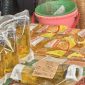 Pedagang melayani pembeli di pasar tradisional di tengah fluktuasi harga pangan, dengan cabai turun sementara bawang dan minyak goreng naik.(Foto: Muhammad Alyuda Tri Utama)
