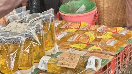 Pedagang melayani pembeli di pasar tradisional di tengah fluktuasi harga pangan, dengan cabai turun sementara bawang dan minyak goreng naik.(Foto: Muhammad Alyuda Tri Utama)