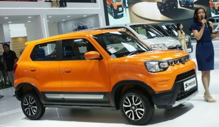 Suzuki S-Presso mobil compact bergaya SUV warna orange