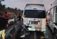 Foto: Hiace saat dievakuasi usai terlibat kecelakaan (Dok Ditlantas Polda Riau)